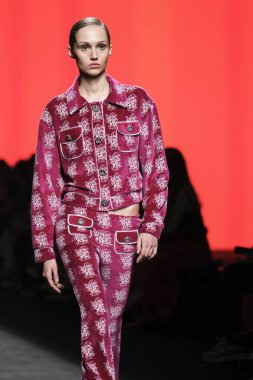 CUSTO BARCELONA tasarımı ile Madrid 'de Mercedes Benz Moda Haftası Madrid' de 15 Şubat 2023 tarihinde İspanya