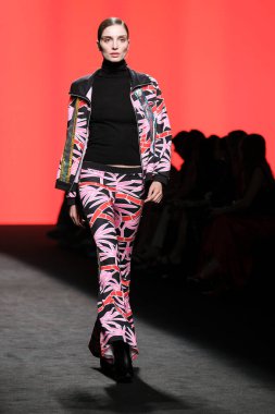 CUSTO BARCELONA tasarımı ile Madrid 'de Mercedes Benz Moda Haftası Madrid' de 15 Şubat 2023 tarihinde İspanya