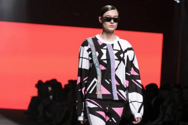 CUSTO BARCELONA tasarımı ile Madrid 'de Mercedes Benz Moda Haftası Madrid' de 15 Şubat 2023 tarihinde İspanya