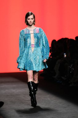 CUSTO BARCELONA tasarımı ile Madrid 'de Mercedes Benz Moda Haftası Madrid' de 15 Şubat 2023 tarihinde İspanya