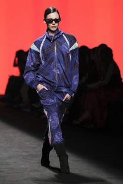 CUSTO BARCELONA tasarımı ile Madrid 'de Mercedes Benz Moda Haftası Madrid' de 15 Şubat 2023 tarihinde İspanya