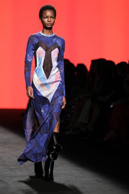 CUSTO BARCELONA tasarımı ile Madrid 'de Mercedes Benz Moda Haftası Madrid' de 15 Şubat 2023 tarihinde İspanya