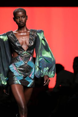 CUSTO BARCELONA tasarımı ile Madrid 'de Mercedes Benz Moda Haftası Madrid' de 15 Şubat 2023 tarihinde İspanya