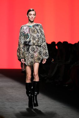 CUSTO BARCELONA tasarımı ile Madrid 'de Mercedes Benz Moda Haftası Madrid' de 15 Şubat 2023 tarihinde İspanya