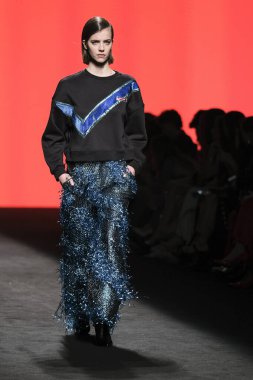 CUSTO BARCELONA tasarımı ile Madrid 'de Mercedes Benz Moda Haftası Madrid' de 15 Şubat 2023 tarihinde İspanya