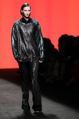 CUSTO BARCELONA tasarımı ile Madrid 'de Mercedes Benz Moda Haftası Madrid' de 15 Şubat 2023 tarihinde İspanya