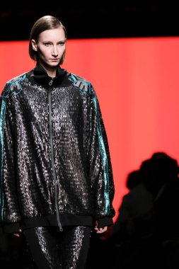 CUSTO BARCELONA tasarımı ile Madrid 'de Mercedes Benz Moda Haftası Madrid' de 15 Şubat 2023 tarihinde İspanya