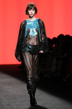 CUSTO BARCELONA tasarımı ile Madrid 'de Mercedes Benz Moda Haftası Madrid' de 15 Şubat 2023 tarihinde İspanya