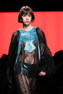 CUSTO BARCELONA tasarımı ile Madrid 'de Mercedes Benz Moda Haftası Madrid' de 15 Şubat 2023 tarihinde İspanya