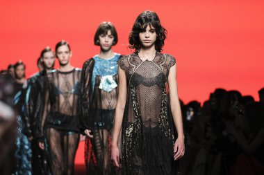 CUSTO BARCELONA tasarımı ile Madrid 'de Mercedes Benz Moda Haftası Madrid' de 15 Şubat 2023 tarihinde İspanya