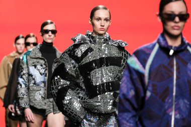 CUSTO BARCELONA tasarımı ile Madrid 'de Mercedes Benz Moda Haftası Madrid' de 15 Şubat 2023 tarihinde İspanya