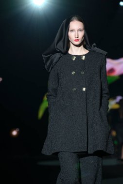 İspanya 'nın 15 Şubat 2023 tarihinde Madrid' de Mercedes Benz Moda Haftası Madrid 'de FELY CAMPO tasarımı ile bir model geçit töreni düzenledi.