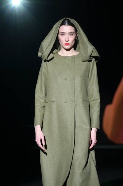 İspanya 'nın 15 Şubat 2023 tarihinde Madrid' de Mercedes Benz Moda Haftası Madrid 'de FELY CAMPO tasarımı ile bir model geçit töreni düzenledi.