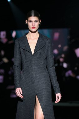 İspanya 'nın 15 Şubat 2023 tarihinde Madrid' de Mercedes Benz Moda Haftası Madrid 'de FELY CAMPO tasarımı ile bir model geçit töreni düzenledi.