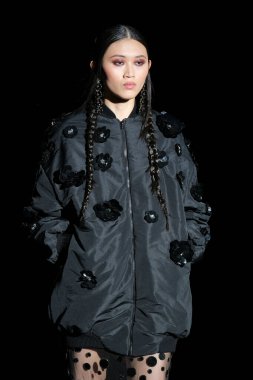 İspanya 'nın 15 Şubat 2023 tarihinde Madrid' de Mercedes Benz Moda Haftası Madrid 'de ODETTE ALVAREZ tasarımı ile geçit töreni düzenlenmiştir.