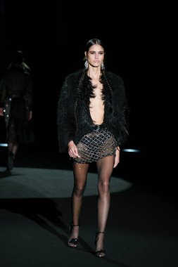 İspanya 'nın 15 Şubat 2023 tarihinde Madrid' de Mercedes Benz Moda Haftası Madrid 'de ODETTE ALVAREZ tasarımı ile geçit töreni düzenlenmiştir.