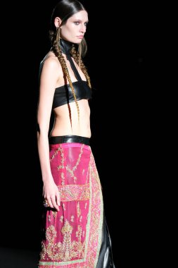 İspanya 'nın 15 Şubat 2023 tarihinde Madrid' de Mercedes Benz Moda Haftası Madrid 'de ODETTE ALVAREZ tasarımı ile geçit töreni düzenlenmiştir.