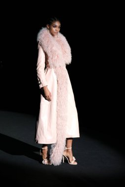 İspanya 'nın 15 Şubat 2023 tarihinde Madrid' de Mercedes Benz Moda Haftası Madrid 'de ODETTE ALVAREZ tasarımı ile geçit töreni düzenlenmiştir.