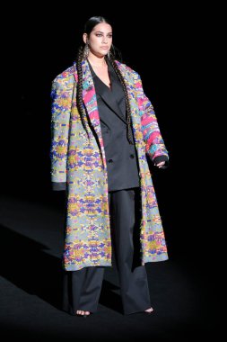 İspanya 'nın 15 Şubat 2023 tarihinde Madrid' de Mercedes Benz Moda Haftası Madrid 'de ODETTE ALVAREZ tasarımı ile geçit töreni düzenlenmiştir.