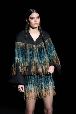 İspanya 'nın 15 Şubat 2023 tarihinde Madrid' de Mercedes Benz Moda Haftası Madrid 'de ODETTE ALVAREZ tasarımı ile geçit töreni düzenlenmiştir.