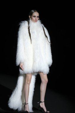 İspanya 'nın 15 Şubat 2023 tarihinde Madrid' de Mercedes Benz Moda Haftası Madrid 'de ODETTE ALVAREZ tasarımı ile geçit töreni düzenlenmiştir.