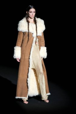 İspanya 'nın 15 Şubat 2023 tarihinde Madrid' de Mercedes Benz Moda Haftası Madrid 'de ODETTE ALVAREZ tasarımı ile geçit töreni düzenlenmiştir.