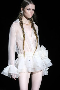 İspanya 'nın 15 Şubat 2023 tarihinde Madrid' de Mercedes Benz Moda Haftası Madrid 'de ODETTE ALVAREZ tasarımı ile geçit töreni düzenlenmiştir.