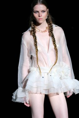 İspanya 'nın 15 Şubat 2023 tarihinde Madrid' de Mercedes Benz Moda Haftası Madrid 'de ODETTE ALVAREZ tasarımı ile geçit töreni düzenlenmiştir.