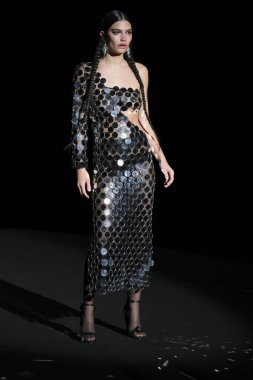 İspanya 'nın 15 Şubat 2023 tarihinde Madrid' de Mercedes Benz Moda Haftası Madrid 'de ODETTE ALVAREZ tasarımı ile geçit töreni düzenlenmiştir.