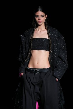 İspanya 'nın 15 Şubat 2023 tarihinde Madrid' de Mercedes Benz Moda Haftası Madrid 'de ODETTE ALVAREZ tasarımı ile geçit töreni düzenlenmiştir.