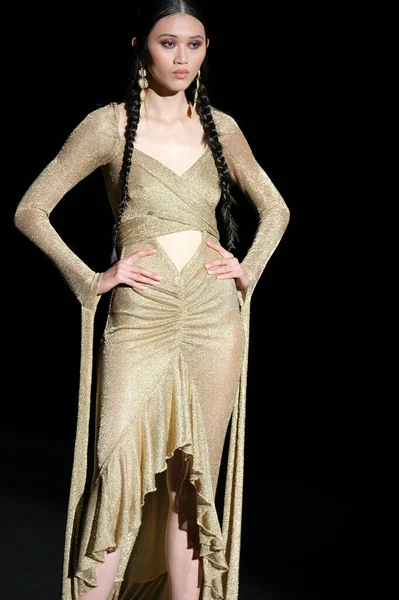 Modelo Desfiles Com Design Odette Alvarez Durante Mercedes Benz Fashion — Fotografia de Stock