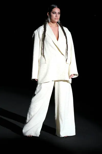 Défilé Modèle Avec Odette Alvarez Design Lors Mercedes Benz Fashion — Photo