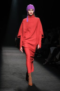 17 Şubat 2023 'te Madrid' de Mercedes Benz Moda Haftası Madrid 'de MARCOS LUENGO tasarımı ile bir model geçit töreni düzenledi.