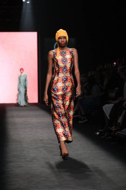 17 Şubat 2023 'te Madrid' de Mercedes Benz Moda Haftası Madrid 'de MARCOS LUENGO tasarımı ile bir model geçit töreni düzenledi.