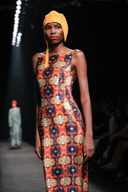 17 Şubat 2023 'te Madrid' de Mercedes Benz Moda Haftası Madrid 'de MARCOS LUENGO tasarımı ile bir model geçit töreni düzenledi.