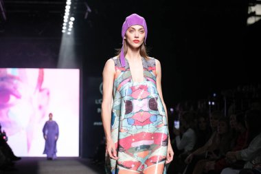 17 Şubat 2023 'te Madrid' de Mercedes Benz Moda Haftası Madrid 'de MARCOS LUENGO tasarımı ile bir model geçit töreni düzenledi.