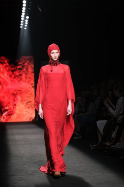 17 Şubat 2023 'te Madrid' de Mercedes Benz Moda Haftası Madrid 'de MARCOS LUENGO tasarımı ile bir model geçit töreni düzenledi.