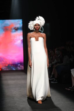 17 Şubat 2023 'te Madrid' de Mercedes Benz Moda Haftası Madrid 'de MARCOS LUENGO tasarımı ile bir model geçit töreni düzenledi.