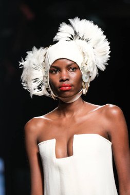 17 Şubat 2023 'te Madrid' de Mercedes Benz Moda Haftası Madrid 'de MARCOS LUENGO tasarımı ile bir model geçit töreni düzenledi.