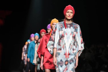 17 Şubat 2023 'te Madrid' de Mercedes Benz Moda Haftası Madrid 'de MARCOS LUENGO tasarımı ile bir model geçit töreni düzenledi.