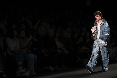 İspanya 'nın 18 Şubat 2023 tarihinde Madrid' de Mercedes Benz Moda Haftası Madrid 'de JUAN VG tasarımı ile geçit töreni düzenlendi.