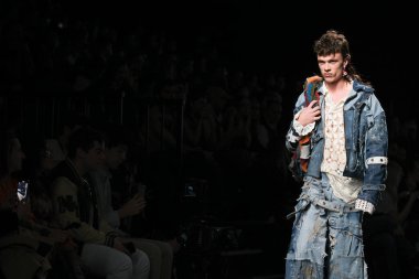 İspanya 'nın 18 Şubat 2023 tarihinde Madrid' de Mercedes Benz Moda Haftası Madrid 'de JUAN VG tasarımı ile geçit töreni düzenlendi.