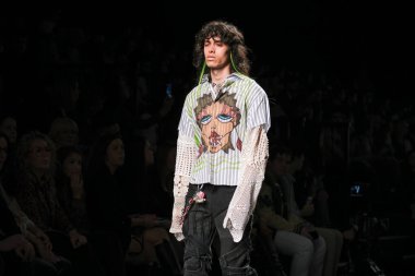 İspanya 'nın 18 Şubat 2023 tarihinde Madrid' de Mercedes Benz Moda Haftası Madrid 'de JUAN VG tasarımı ile geçit töreni düzenlendi.