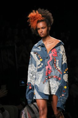 İspanya 'nın 18 Şubat 2023 tarihinde Madrid' de Mercedes Benz Moda Haftası Madrid 'de JUAN VG tasarımı ile geçit töreni düzenlendi.