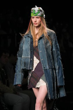 İspanya 'nın 18 Şubat 2023 tarihinde Madrid' de Mercedes Benz Moda Haftası Madrid 'de JUAN VG tasarımı ile geçit töreni düzenlendi.