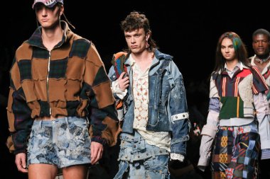 İspanya 'nın 18 Şubat 2023 tarihinde Madrid' de Mercedes Benz Moda Haftası Madrid 'de JUAN VG tasarımı ile geçit töreni düzenlendi.