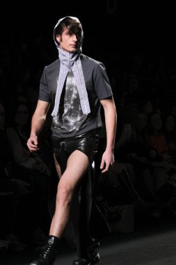 İspanya 'nın 18 Şubat 2023 tarihinde Madrid' de Mercedes Benz Moda Haftası Madrid 'de ORIOL CLAVELL tasarımı ile bir model geçit töreni düzenledi.