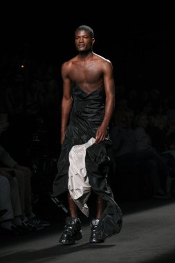 İspanya 'nın 18 Şubat 2023 tarihinde Madrid' de Mercedes Benz Moda Haftası Madrid 'de ORIOL CLAVELL tasarımı ile bir model geçit töreni düzenledi.