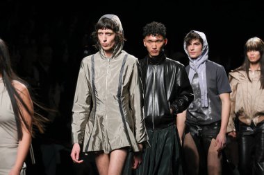 İspanya 'nın 18 Şubat 2023 tarihinde Madrid' de Mercedes Benz Moda Haftası Madrid 'de ORIOL CLAVELL tasarımı ile bir model geçit töreni düzenledi.