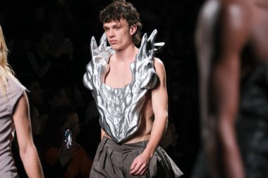 İspanya 'nın 18 Şubat 2023 tarihinde Madrid' de Mercedes Benz Moda Haftası Madrid 'de ORIOL CLAVELL tasarımı ile bir model geçit töreni düzenledi.